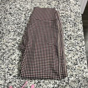 Elegant Houndstooth Leggings - Black and White